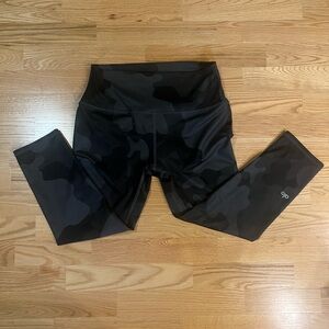 ALO Camouflage Women Capri Leggings Sz Large
